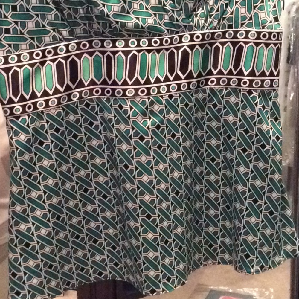 Tahari green black vneck top, Sleeveless small Blouse Nwt - Picture 2 of 5